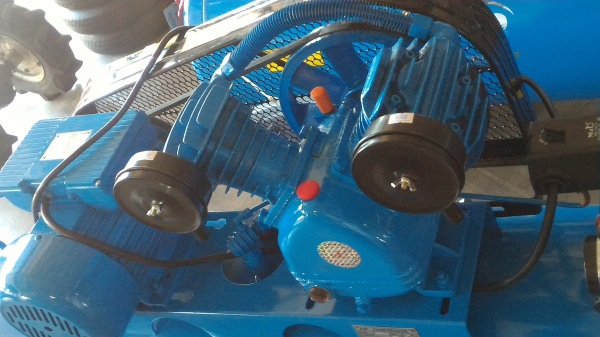 ปั๊มน้ำอัดลม MZB ใหม่ๆมีแค่สองตัว ถังขนาด 200 ลิตร มอเตอร์ขับขนาด 3 แรงม้า