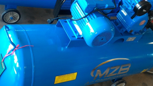 ปั๊มน้ำอัดลม MZB ใหม่ๆมีแค่สองตัว ถังขนาด 200 ลิตร มอเตอร์ขับขนาด 3 แรงม้า
