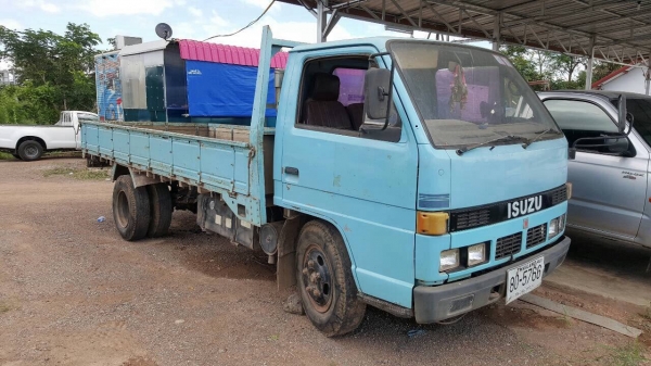 ขาย 6 ล้อ NKR 110 แรงม้า คัสซีสวย พื้นกระบะมีผุ ทะเบียนพร้อมโอน ราคาต่อรองได้ครับ