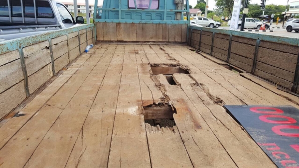 ขาย 6 ล้อ NKR 110 แรงม้า คัสซีสวย พื้นกระบะมีผุ ทะเบียนพร้อมโอน ราคาต่อรองได้ครับ