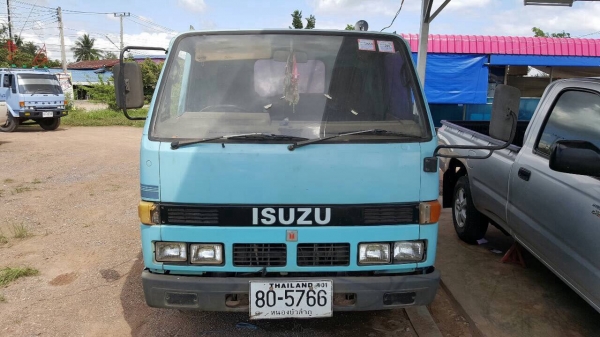 ขาย 6 ล้อ NKR 110 แรงม้า คัสซีสวย พื้นกระบะมีผุ ทะเบียนพร้อมโอน ราคาต่อรองได้ครับ