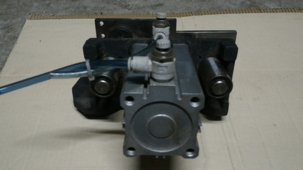 ชุดกระบอกลมกดอัดชิ้นงานพร้อมฐานยึดและแกนประคองแบบมีลูกปืนรองลื่น