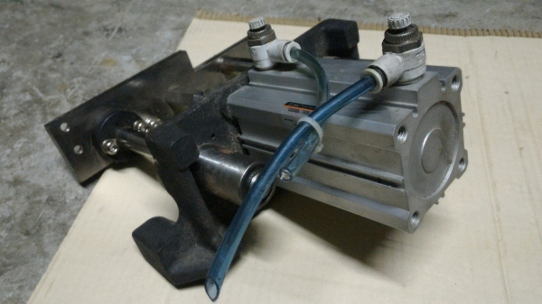 ชุดกระบอกลมกดอัดชิ้นงานพร้อมฐานยึดและแกนประคองแบบมีลูกปืนรองลื่น