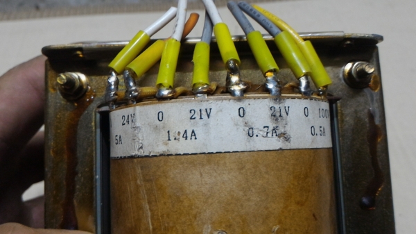 หม้อแปลงไฟขึ้นจากไฟรถDC 24 V. ให้เป็น 100 - 220 V. กระแส 2 A.นำไปให้ใยพื้นที่ที่ไม่มีไฟฟ้าอย่างสะดวก