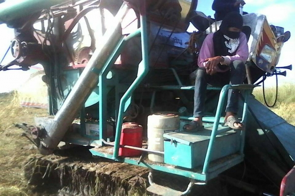 ขายรถเกี่ยวข้าว บางไทร รุ่นสิงคะนองนา เครื่องอีซูซุ230โบว์ อุ้มปรับระดับขวา โซ่D2 ตัวเดิน12นอก มอเตอร์ตัวเดิน23 ปั้มพ์ไดกิ้นส์เบอร์23 ตัวเดินสป๊อ-กเก็ต27นิ้ว ล้อนำ18นิ้ว โซ่47ข้อ  สภาพพร้อมลุยเกี่ยว