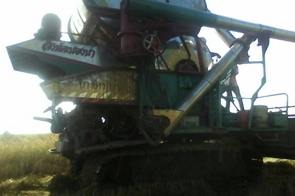 ขายรถเกี่ยวข้าว บางไทร รุ่นสิงคะนองนา เครื่องอีซูซุ230โบว์ อุ้มปรับระดับขวา โซ่D2 ตัวเดิน12นอก มอเตอร์ตัวเดิน23 ปั้มพ์ไดกิ้นส์เบอร์23 ตัวเดินสป๊อ-กเก็ต27นิ้ว ล้อนำ18นิ้ว โซ่47ข้อ  สภาพพร้อมลุยเกี่ยว