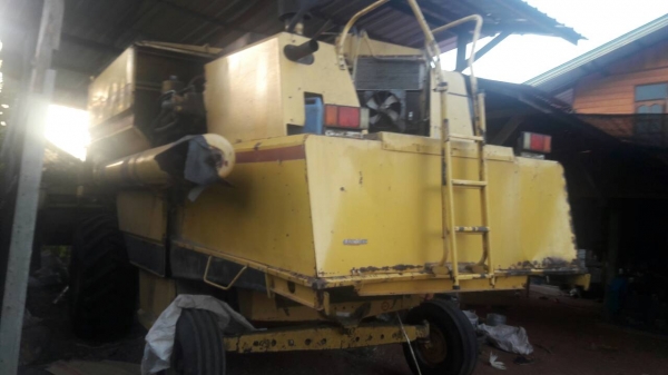 ซื้อมา1600000  ขาย 870000 ต้องการใช้เงิน รถเกียวข้าวโพด NEW HOLLAND