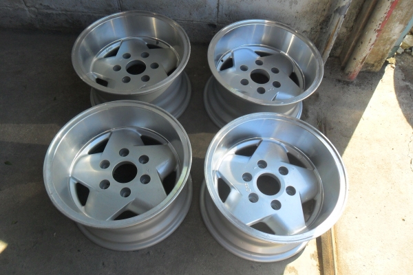 ล้อแม็ก 15นิ้ว6รู กว้าง8.5นิ้ว สวยๆ 4 ล้อ ราคา 7900 บาท