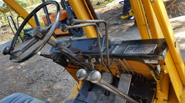 ขายด่วนรถยกดีเซลKOMATSU FD15-14ยก1.5ตันเสาสูง3เมตรงายาวมากรถนอกนำเข้ายังไม่เคยใช้งานในเมืองไทยเลย=รุ่นใหม่ขายถูกๆๆ