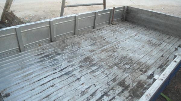 กะบะเลสอีซูซุ ตามสภาพครับเป็นของ  4ล้อกลางครับ พื้นมีรอย บ้างครับ