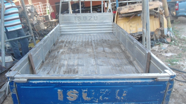 กะบะเลสอีซูซุ ตามสภาพครับเป็นของ  4ล้อกลางครับ พื้นมีรอย บ้างครับ