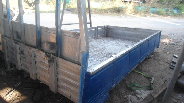 กะบะเลสอีซูซุ ตามสภาพครับเป็นของ  4ล้อกลางครับ พื้นมีรอย บ้างครับ