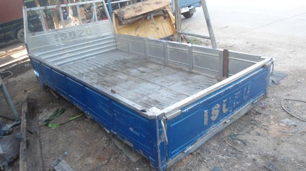 กะบะเลสอีซูซุ ตามสภาพครับเป็นของ  4ล้อกลางครับ พื้นมีรอย บ้างครับ