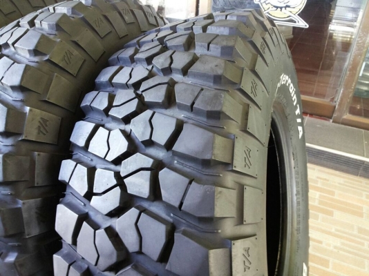 ยาง MUD BF Goodrich KM2 ขนาด 305/70/16 ดอกเต็มๆ ปลายปี 2012