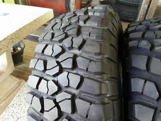 ยาง MUD BF Goodrich KM2 ขนาด 305/70/16 ดอกเต็มๆ ปลายปี 2012