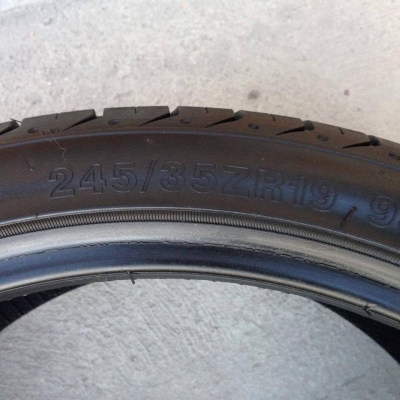 ยาง Fullrun 245 - 35 - 19 ปี 12 คู่ 1500 สภาพสวยๆไม่บวมดอกยางเหลือเยอะวิ่งใด้อีกนานราคาถูกๆ