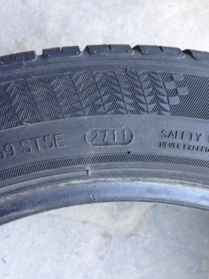 ยาง Firenza 215 - 50 -17 ปี 11 คู่ 1300 สภาพสวยๆไม่บวมดอกยางเหลือเยอะวิ่งใด้อีกนานราคาถูกๆ ยาง Firenza 215 - 50 -17 ปี 11 คู่ 1300 สภาพสวยๆไม่บวมดอกยางเหลือเยอะวิ่งใด้อีกนานราคาถูกๆ