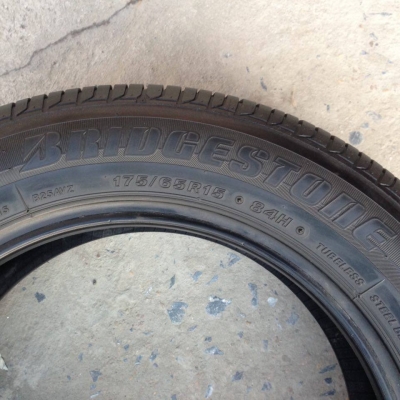 ยาง Bridgstone 175-65-15 ปี 12 ครบชุด 4 เส้น สภาพสวยๆไม่บวมดอกยางเหลือเยอะวิ่งใด้อีกนานราคาถูกๆ
