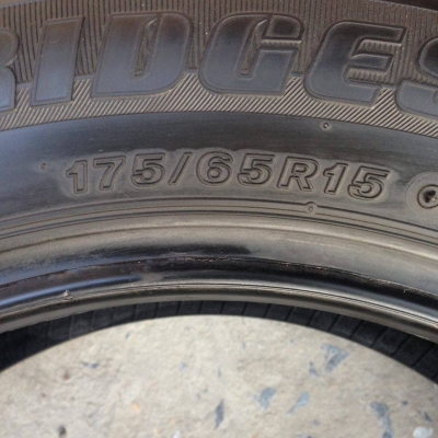 ยาง Bridgstone 175-65-15 ปี 12 ครบชุด 4 เส้น สภาพสวยๆไม่บวมดอกยางเหลือเยอะวิ่งใด้อีกนานราคาถูกๆ