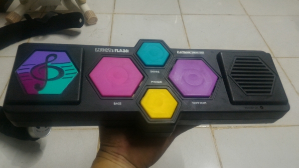 กลองฝึดหัดตีของเด็กเล่นมีเสียงต่างๆ ใช้พลังงานจากถ่าน หรือผ่านหม้อแปลงได้