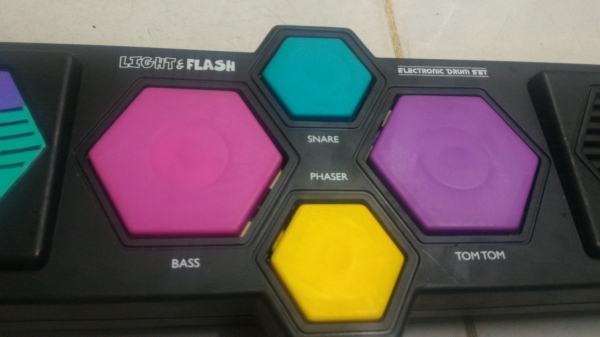 กลองฝึดหัดตีของเด็กเล่นมีเสียงต่างๆ ใช้พลังงานจากถ่าน หรือผ่านหม้อแปลงได้