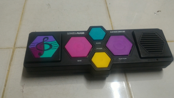 กลองฝึดหัดตีของเด็กเล่นมีเสียงต่างๆ ใช้พลังงานจากถ่าน หรือผ่านหม้อแปลงได้