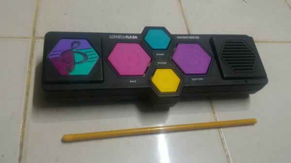 กลองฝึดหัดตีของเด็กเล่นมีเสียงต่างๆ ใช้พลังงานจากถ่าน หรือผ่านหม้อแปลงได้