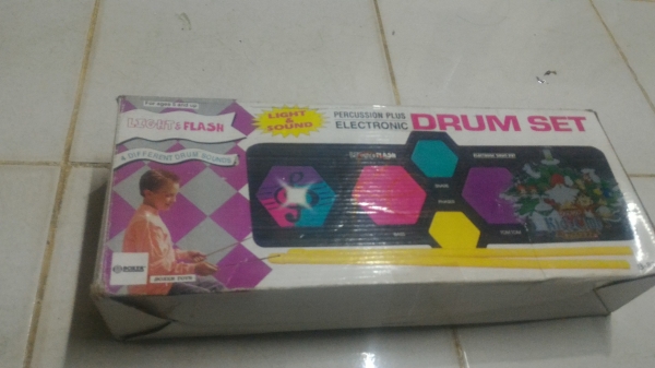 กลองฝึดหัดตีของเด็กเล่นมีเสียงต่างๆ ใช้พลังงานจากถ่าน หรือผ่านหม้อแปลงได้