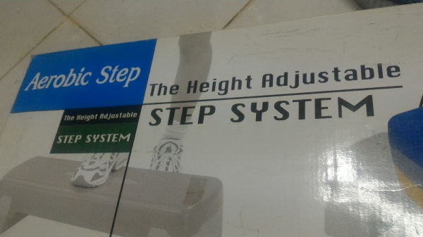 แท่นใช้ร่วมการออกกำลังกาย Aerobic  Step สามารถปรับความสูงต่ำได้ ตัวแท่นแข็งแรง