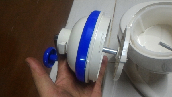 เครื่องปั่นน้ำแข้งไสของใหม่แบบใช้มือหมุนปันจากญี่ปุ่น