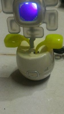 I  SMILE  เป็นชุดกระถางดอกไม้ที่ทำงานร่วมกับการเปิดเพลง มีหลระบบร่วม การทำงานแบบสัมผัส ขยับใบ มีเสียง เป็นนาฬิกามีไฟและหน้าจอเปลี่ยนรูปแบบได้