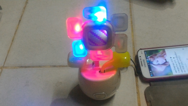 I  SMILE  เป็นชุดกระถางดอกไม้ที่ทำงานร่วมกับการเปิดเพลง มีหลระบบร่วม การทำงานแบบสัมผัส ขยับใบ มีเสียง เป็นนาฬิกามีไฟและหน้าจอเปลี่ยนรูปแบบได้