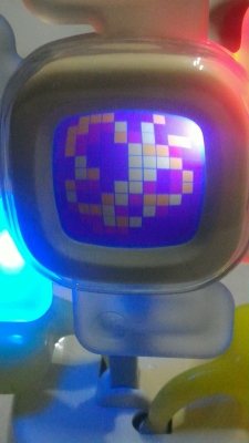 I  SMILE  เป็นชุดกระถางดอกไม้ที่ทำงานร่วมกับการเปิดเพลง มีหลระบบร่วม การทำงานแบบสัมผัส ขยับใบ มีเสียง เป็นนาฬิกามีไฟและหน้าจอเปลี่ยนรูปแบบได้