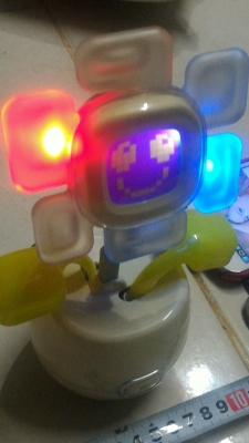 I  SMILE  เป็นชุดกระถางดอกไม้ที่ทำงานร่วมกับการเปิดเพลง มีหลระบบร่วม การทำงานแบบสัมผัส ขยับใบ มีเสียง เป็นนาฬิกามีไฟและหน้าจอเปลี่ยนรูปแบบได้