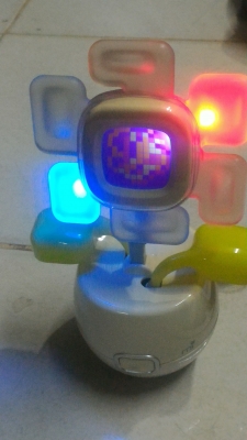 I  SMILE  เป็นชุดกระถางดอกไม้ที่ทำงานร่วมกับการเปิดเพลง มีหลระบบร่วม การทำงานแบบสัมผัส ขยับใบ มีเสียง เป็นนาฬิกามีไฟและหน้าจอเปลี่ยนรูปแบบได้