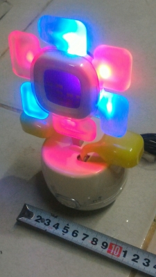 I  SMILE  เป็นชุดกระถางดอกไม้ที่ทำงานร่วมกับการเปิดเพลง มีหลระบบร่วม การทำงานแบบสัมผัส ขยับใบ มีเสียง เป็นนาฬิกามีไฟและหน้าจอเปลี่ยนรูปแบบได้