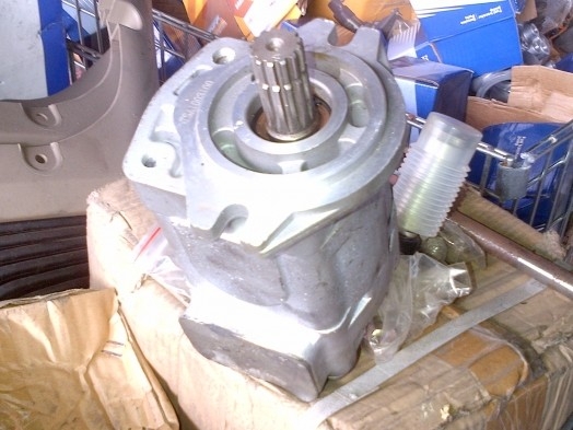 ขายปั้มไฮโดรลิกรถเครน  5  ตัน ราคา 6000 บาท โทร 0906208746