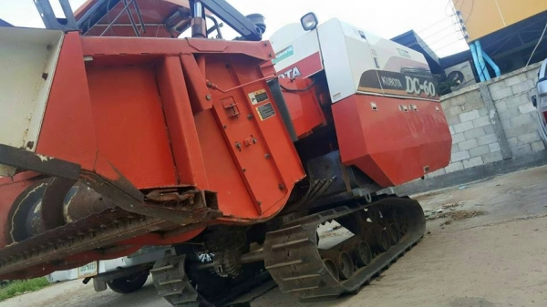 ขายรถเกี่ยวข้าว KUBOTA DC60 ปี53 ใช้งานน้อย สภาพพร้อมใช้งาน เอกสารเล่มทะเบียนพร้อมโอน สนใจโทร 090-8588220คุณนะ 093-3258446คุณบิว หรือเข้าดูสินค้าอื่นๆได้ที่ www.truck.in.th/498 หรือเพจFacebook ณรงค์ ซื้อขายรถมือสอง (เว็บไซต์ส่วนตัว) หรือFacebook ตลาดรถมือ