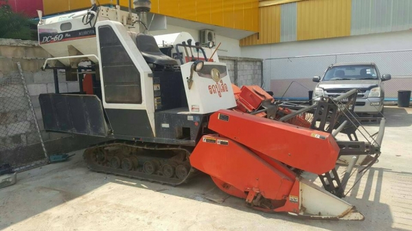 ขายรถเกี่ยวข้าว KUBOTA DC60 ปี53 ใช้งานน้อย สภาพพร้อมใช้งาน เอกสารเล่มทะเบียนพร้อมโอน สนใจโทร 090-8588220คุณนะ 093-3258446คุณบิว หรือเข้าดูสินค้าอื่นๆได้ที่ www.truck.in.th/498 หรือเพจFacebook ณรงค์ ซื้อขายรถมือสอง (เว็บไซต์ส่วนตัว) หรือFacebook ตลาดรถมือ