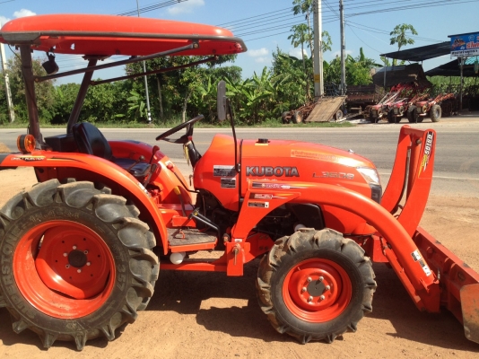 รถไถคูโบต้าL3608แรง สวยๆเดิมๆไมร์เพียง900ช.ม.ไม่เคยปันนาไม่ได้ทำสี พร้อมไช้งานทะเบืยนพร้อม  ขายใน  ราคา298000บาท รถอยู่วังบัว คลองขลุง กำแพงเพชร    สนใจสอบุถามได้ที่081 3655997 อำพร  พาเจริญ  ราคาต่อรองได้อีกนะครับ