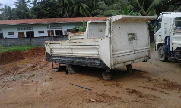 กระบะดั้มเปล่าๆ6ล้อSMM..ไม่มีกระบอกยก ไม่มีคัสซีเทียม ยกลงจาก 6ล้อHINO 175 แรง