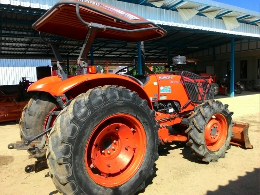 ขายรถไถ KUBOTA M 7040 สภาพดีเดิมๆพร้อมใช้งาน อุปกรณ์ครบ 3 ชิ้นมีพร้อมดันหน้า ผานพรวนและ โรตารี่