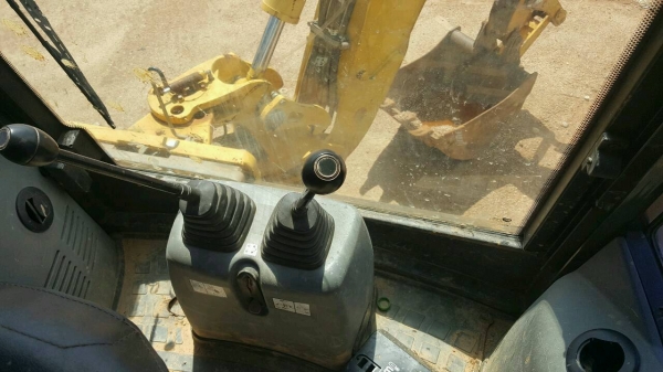 รถตักหน้า ขุดหลัง KOMATSU  WB93R.    ( รถทำงาน 4,xxx กว่า ชม. )     สนใจติดต่อ   081 - 6079515