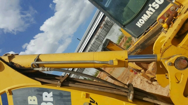 รถตักหน้า ขุดหลัง KOMATSU  WB93R.    ( รถทำงาน 4,xxx กว่า ชม. )     สนใจติดต่อ   081 - 6079515