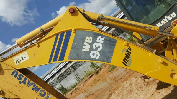 รถตักหน้า ขุดหลัง KOMATSU  WB93R.    ( รถทำงาน 4,xxx กว่า ชม. )     สนใจติดต่อ   081 - 6079515