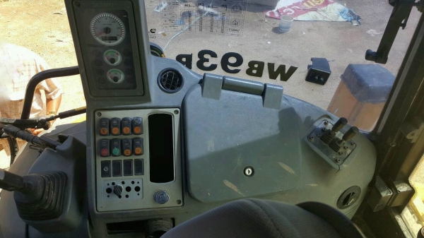 รถตักหน้า ขุดหลัง KOMATSU  WB93R.    ( รถทำงาน 4,xxx กว่า ชม. )     สนใจติดต่อ   081 - 6079515