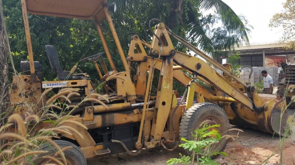 ขายรถตัก KOMATSU SD20 รถใช้งานอยู่ทุกวัน เครื่องดี ยางเต็มทุกเส้น หม้อน้ำเปลี่ยนใหม่แล้ว ราคาคุ้มสุดๆครับ