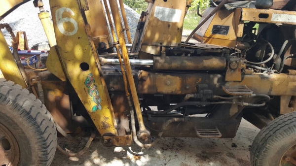 ขายรถตัก KOMATSU SD20 รถใช้งานอยู่ทุกวัน เครื่องดี ยางเต็มทุกเส้น หม้อน้ำเปลี่ยนใหม่แล้ว ราคาคุ้มสุดๆครับ