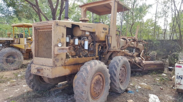 ขายรถเกรด KOMATSU GD705 เอกสารใบซื้อขาย รถใช้งานอยู่นะครับ