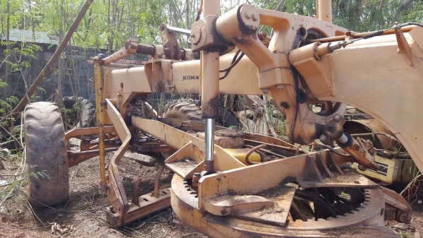 ขายรถเกรด KOMATSU GD705 เอกสารใบซื้อขาย รถใช้งานอยู่นะครับ